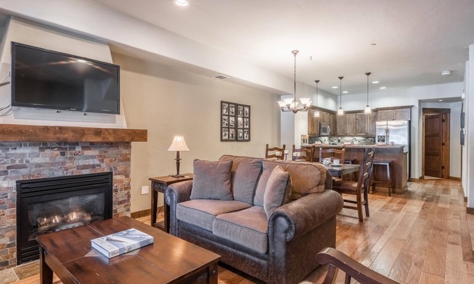 Woodwinds House | Book Summer Stays Now! Three-Level Townhome with Golf Course Views! Fireplace!