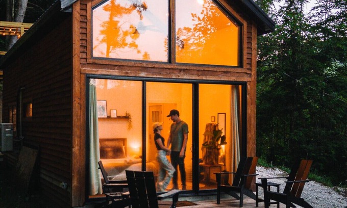 Rogers Cabin | Boulder Mounted Hot Tub | Sleeps 4 | Romantic Stay