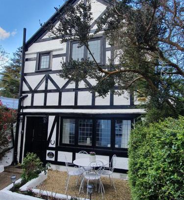 Boscombe House | Bournemouth secluded cottage 10mins walk to beach