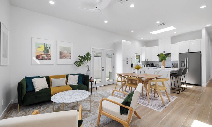 Riverview West House | Brand New Build, Luxurious, Bright, Cozy Staycation, 20 mins to Disney, Arcade