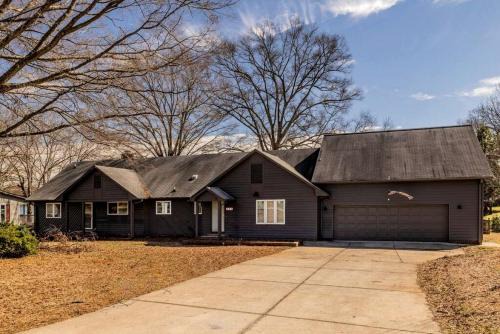 Mayhew House | Breathtaking Cottage with Fire Pit and Amazing Views in Mooresville, North Carolina