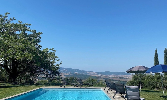 Chianciano Terme House | Breathtaking sunsets from a peaceful farmhouse with swimming pool in Val d'Orcia