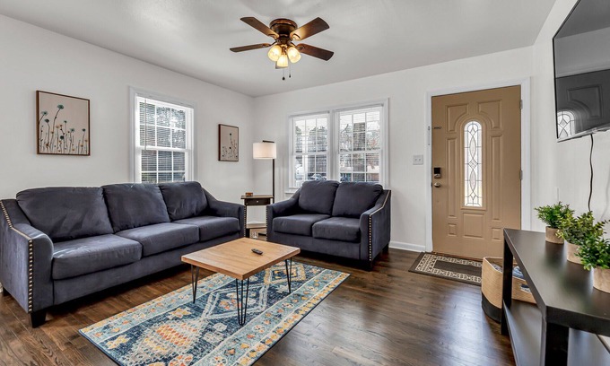 Chapel Hill House | Bright 3 bedroom House, near UNC Campus and Medical Centers!