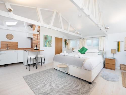 Stanton Saint John House | Bright & Airy Countryside Cabin Near Oxford, Perfect Getaway with Scenic Views