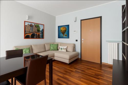 Bresso Apartment | Bright apartment with terrace near the subway