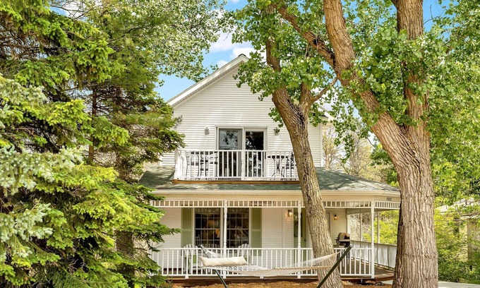 Ferrysburg House | Bright & Beautiful - Family-Friendly, Newly Renovated, Steps to the Shore!
