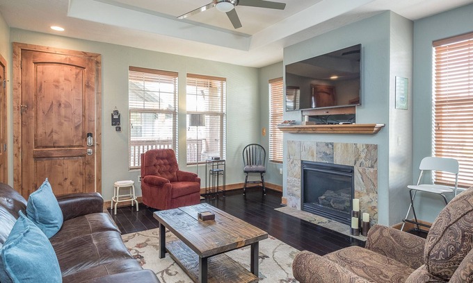Kimball Junction Condo | Bright luxury quiet 2nd floor 2/2 condo with fireplace, deck, and sunset views