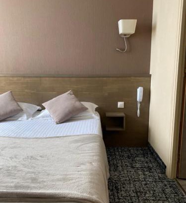 Parame Hotel | Brit Hotel Le Surcouf
