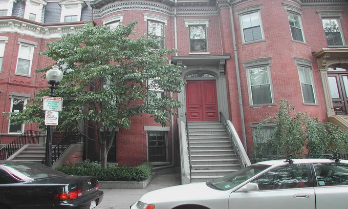 Columbus Apartment | Brownstone spacious apartment in Tourist area