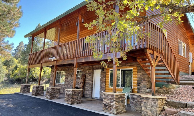 Long Valley Junction Cabin | Bryce & Zion midpoint! Firepit & pool table. ATV trails nearby.