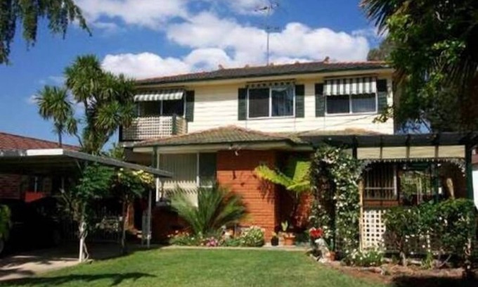 Ingleburn House | Budget Sydney Holiday House with WIFI & Netflix