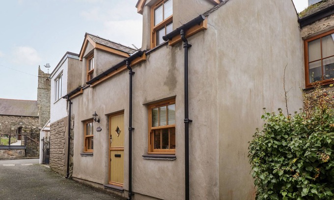 Nefyn Cottage | BULL BACH (OLD SMITHY), pet friendly, with a garden in Nefyn