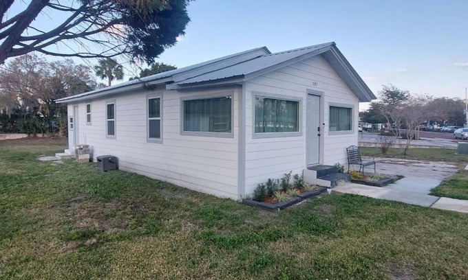 Tavares House | Bungalow overlooking Lake Dora!