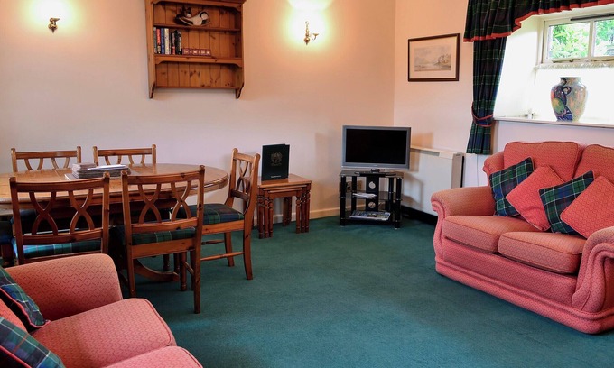 Akeld Cottage | Busy Lizzie Cottage-MFO