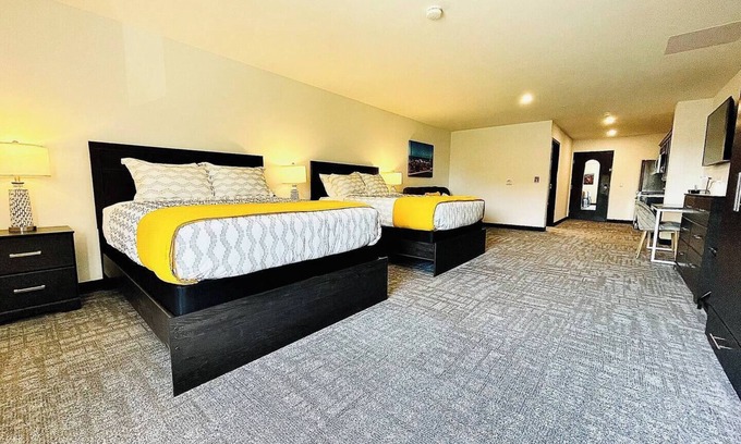 Sandusky Hotel | By Cedar Point SportsForce ADA Compliant Sleeps 6