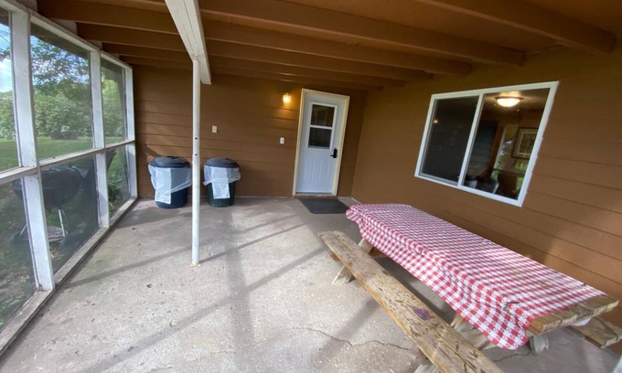 Hines Villa | Cabin 1 with Queen size bdroom and twin beds bdroom
