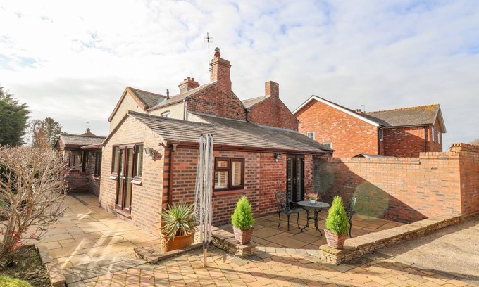 Chorlton-by-Backford Cottage | Cabin ∙ 3 bedrooms ∙ 6 guests