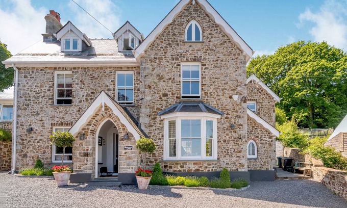 Saundersfoot Cottage | Cabin ∙ 6 bedrooms ∙ 11 guests