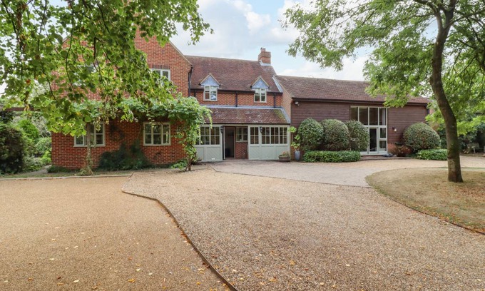 Charlton-on-Otmoor Cottage | Cabin ∙ 8 bedrooms ∙ 16 guests