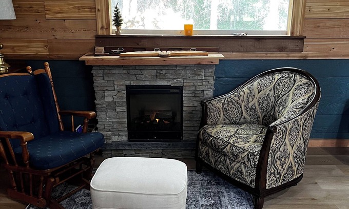 Bragg Creek Cabin | Cabin in the forest between Banff & Calgary