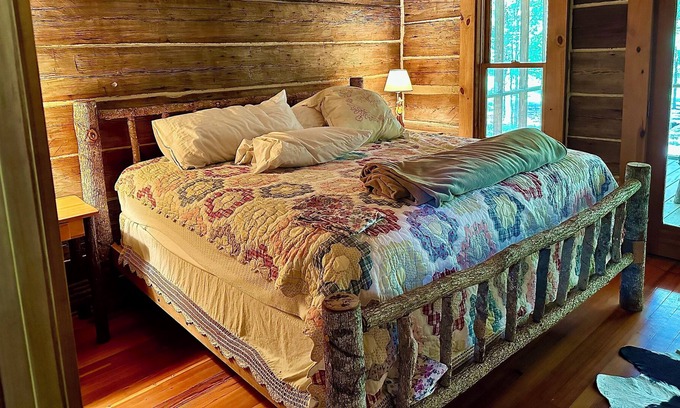 Columbiana Cabin | Cabin retreat, large deck, firepit, bbq, pond, fishing,