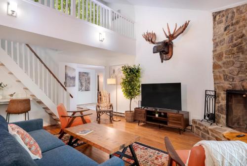 Berkeley Springs Ski Chalet | Cabin w Hot Tub, WiFi, Deck, Grill & Dog-Friendly!