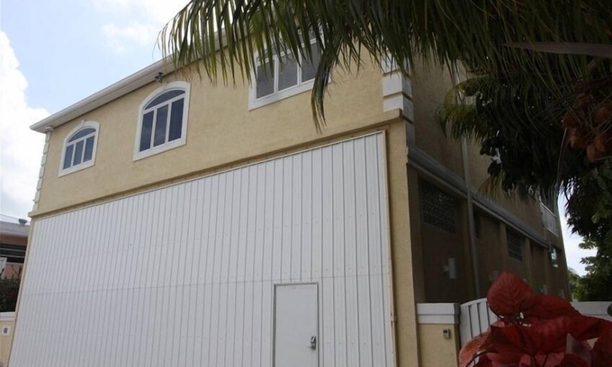 Summerland Key House | Canal Front (Deep Water) Tropical Villa