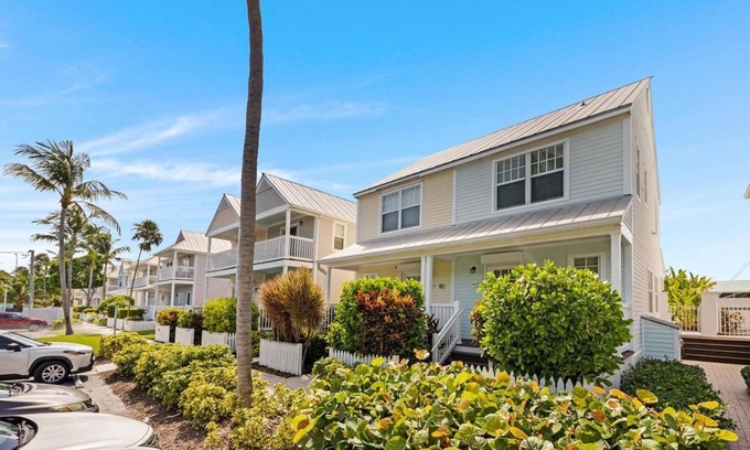 Marathon House | Canalside 2BR/1.5BA Bungalow Villa 7023 with Jetted Spa Pool: Village at Hawks Cay Villas