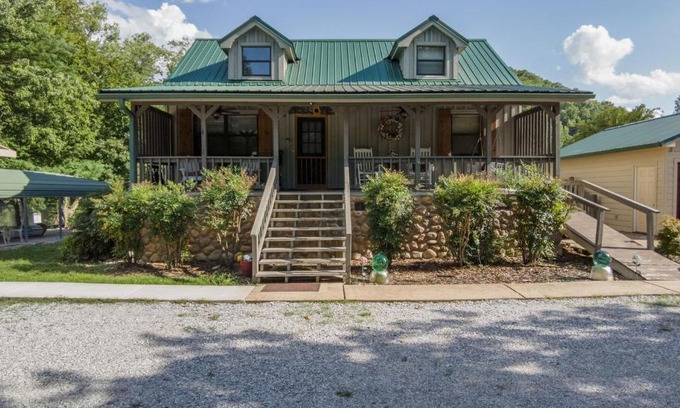 Mountain View House | Captain's Cool Water Cabin by Dreams2Reality Vacations