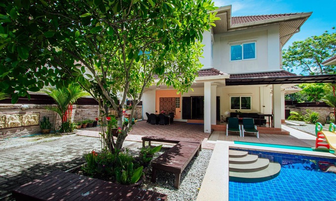 Nong Prue Villa | Captivating 3-Bed Villa in Muang Pattaya