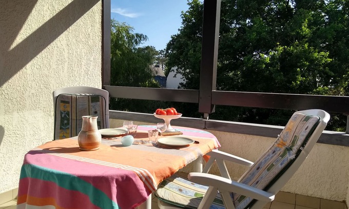 Carnac Apartment | Carnac apartment in a landscaped garden close to the beach Internet access