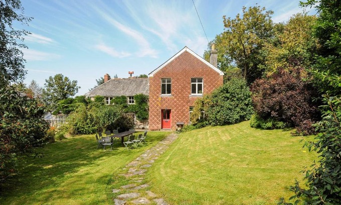 Launceston House | Carneadon Farmhouse