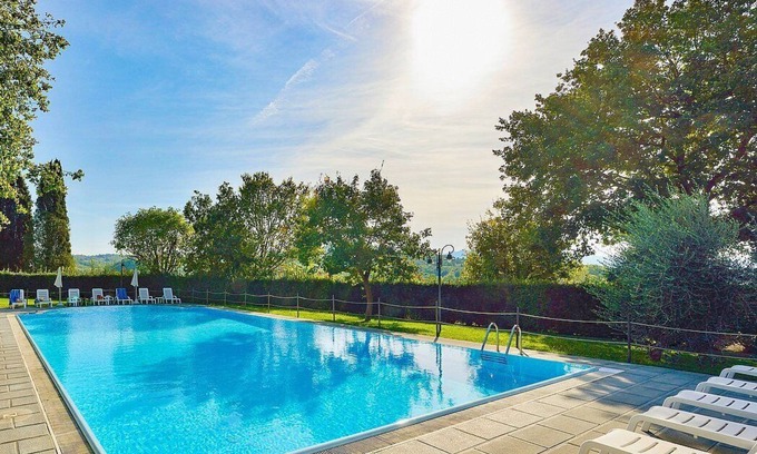 Popoltaio-Schiacciato House | Casa Caprifoglio D: A characteristic and welcoming apartment that is part of an ancient country house surrounded by the greenery, with Free WI-FI.