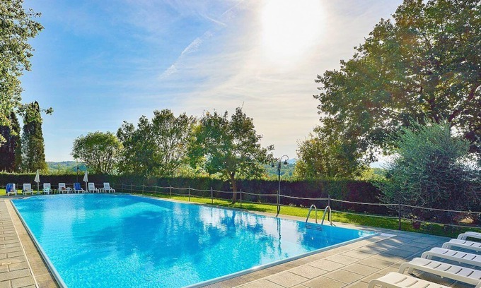 Popoltaio-Schiacciato House | Casa Caprifoglio G: A characteristic and welcoming two-story apartment that is part of a villa surrounded by the greenery, with Free WI-FI.