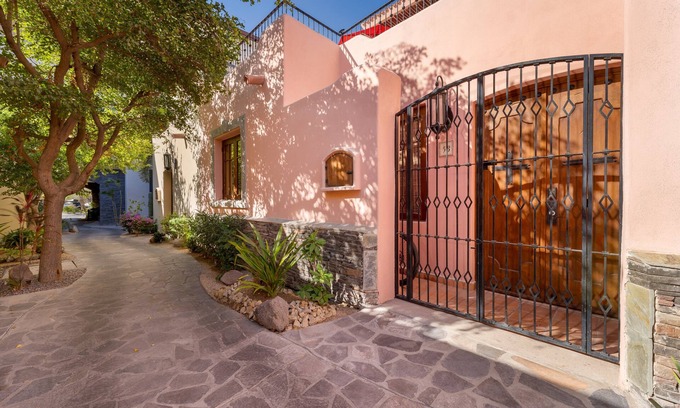 Nopolo House | Casa de Aloha! Beautifully Decorated! Steps from pristine Beach, Spa's and Restaurants!