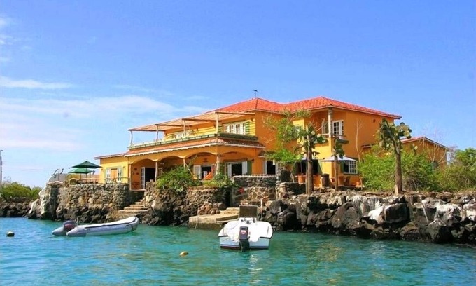 Bahia de la Academia Villa | Casa La Iguana - Galapagos waterfront luxury villa