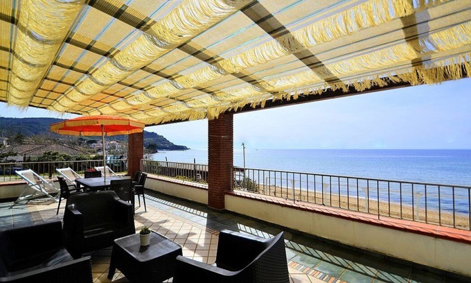 Castellabate House | Casa Terry B: A graceful apartment located right on the beach, with Free WI-FI.