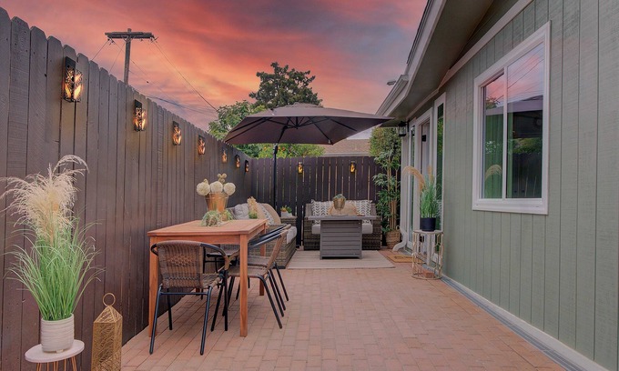 Lincoln Acres House | Casita with King Bed, Tree Views, Holiday Getaway, FAST WiFi, Plenty of Parking.