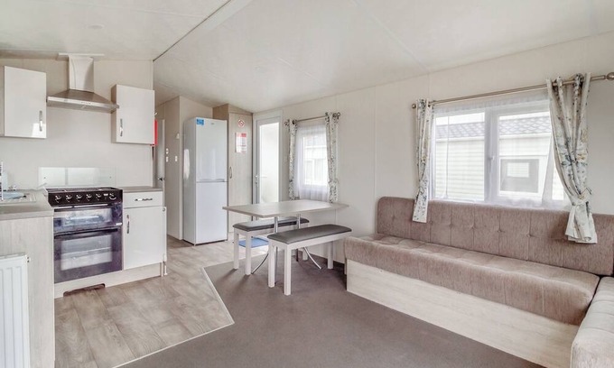 Bacton House | Castaways Oyster 10 (Pet)