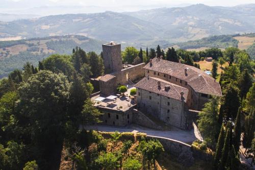 Monteluiano Hotel | Castello Di Petroia Dimora d'Epoca