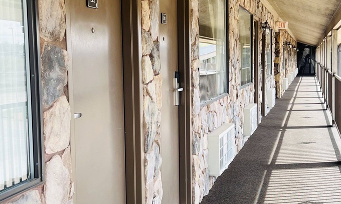 Stroud Hotel | Cattle Country Lodge