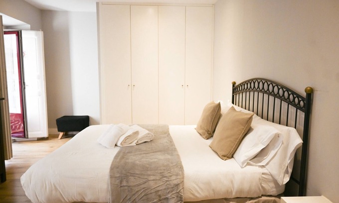 Barrio de La Latina Apartment | Central and spacious 4-bedroom home in La Latina