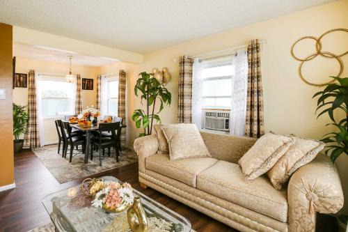 West Rancho Dominguez House | Centrally Located Compton Retreat Patio and Grills