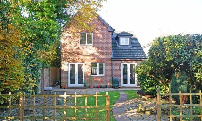 Gosport Cottage | Century House - a house that sleeps up to 8 guests in 4 bedrooms