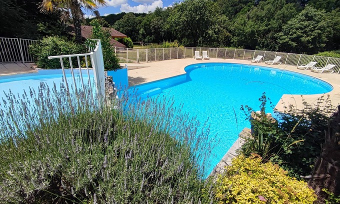 Mauroux House | Chalet 'Le Magalli' with Shared Pool, Private Terrace, and Wi-Fi