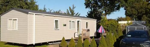 Kropswolde Apartment | Chalet Meerwijck mit Terrasse am Wasser und Meer mit Schwimmbad