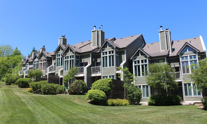 The Blue Mountains Condo | Chalet Styled Townhome, Very Clean. Free Night Stay.