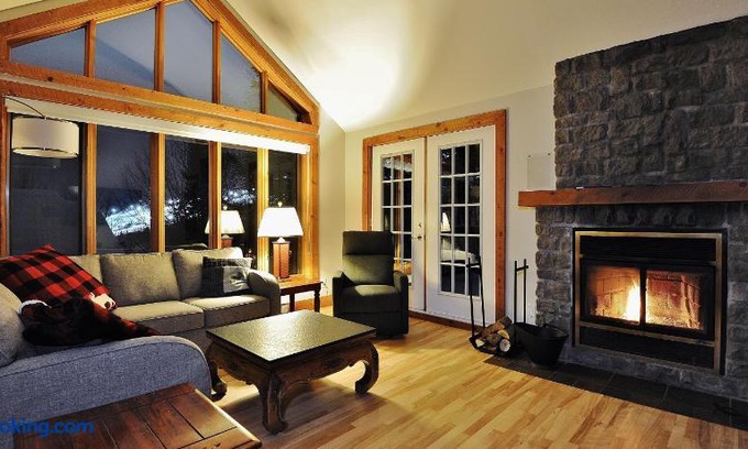 Stoneham Ski Chalet | Chalets Alpins-36 Chemin des skieurs