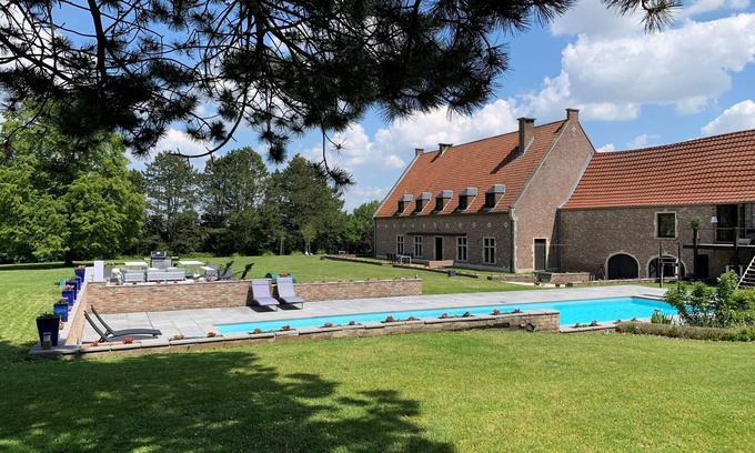 Pietrain Cottage | Chapeauveau's wonderful gite-piscine 13-15 pers.