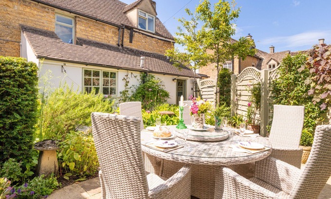 Bourton Cottage | Characterful holiday cottage in the heart of Bourton-on-the-Water - Pear Tree Cottage, Bourton
